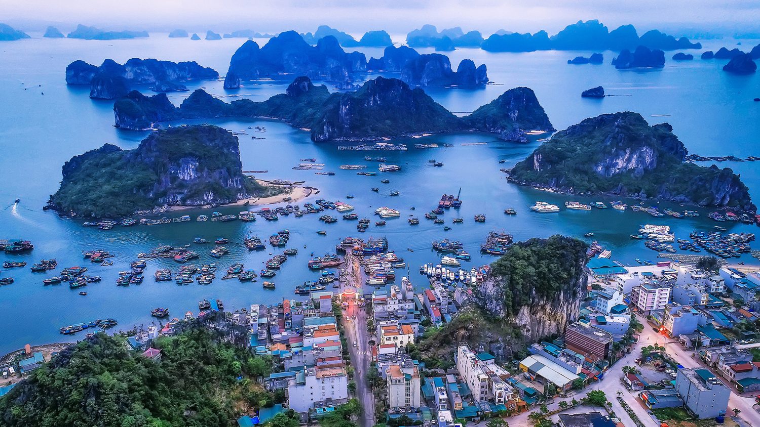 Vân Đồn bên vịnh Bái Tử Long nhìn từ trên cao