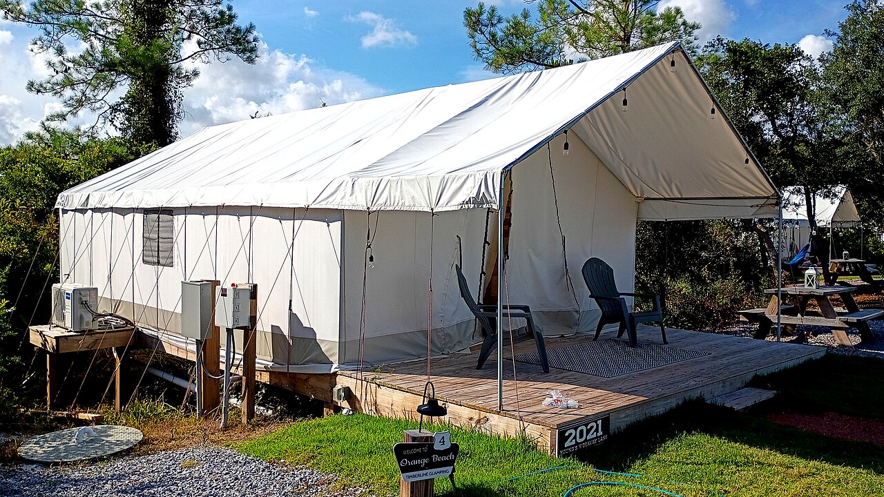 Lều glamping cao cấp trên sàn gỗ giữa cây xanh