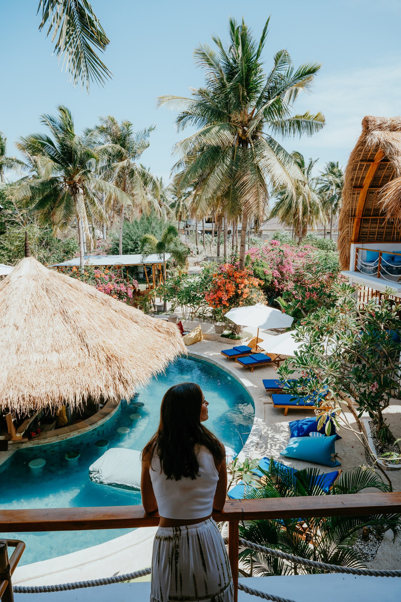Khu nghỉ dưỡng sinh thái với hồ bơi và mái lá