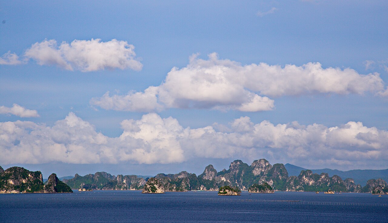 Toàn cảnh vịnh dưới trời xanh